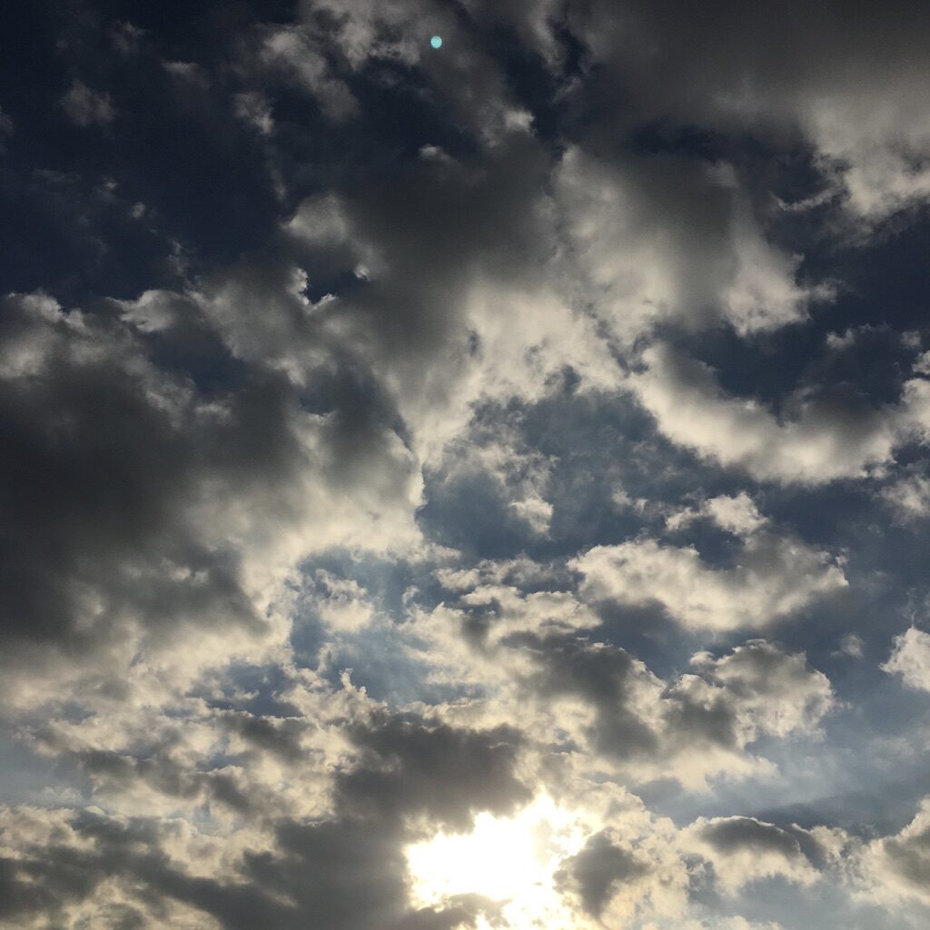雲間の太陽